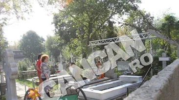 Monumentul funerar in forma de inima al Malinei Olinescu este gata! Mama artistei a supravegheat personal muncitorii in timp ce faceau ultimele lucrari