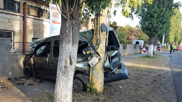 Maşina s-a oprit în nişte copaci şi o clădire