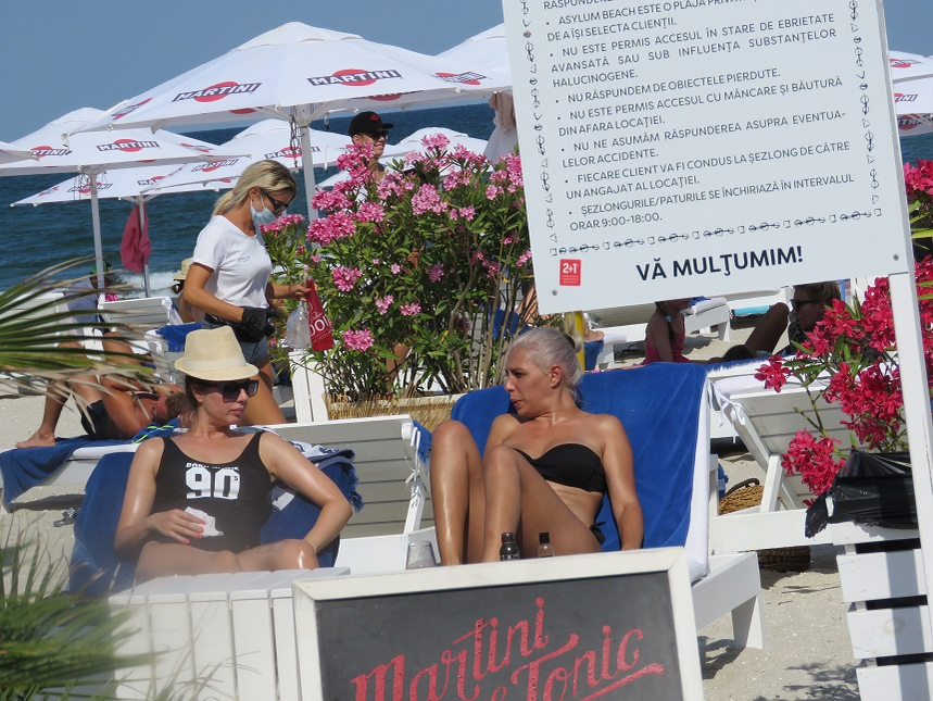 Sorana Darclee a schimbat impresii cu o prietenă, la plajă