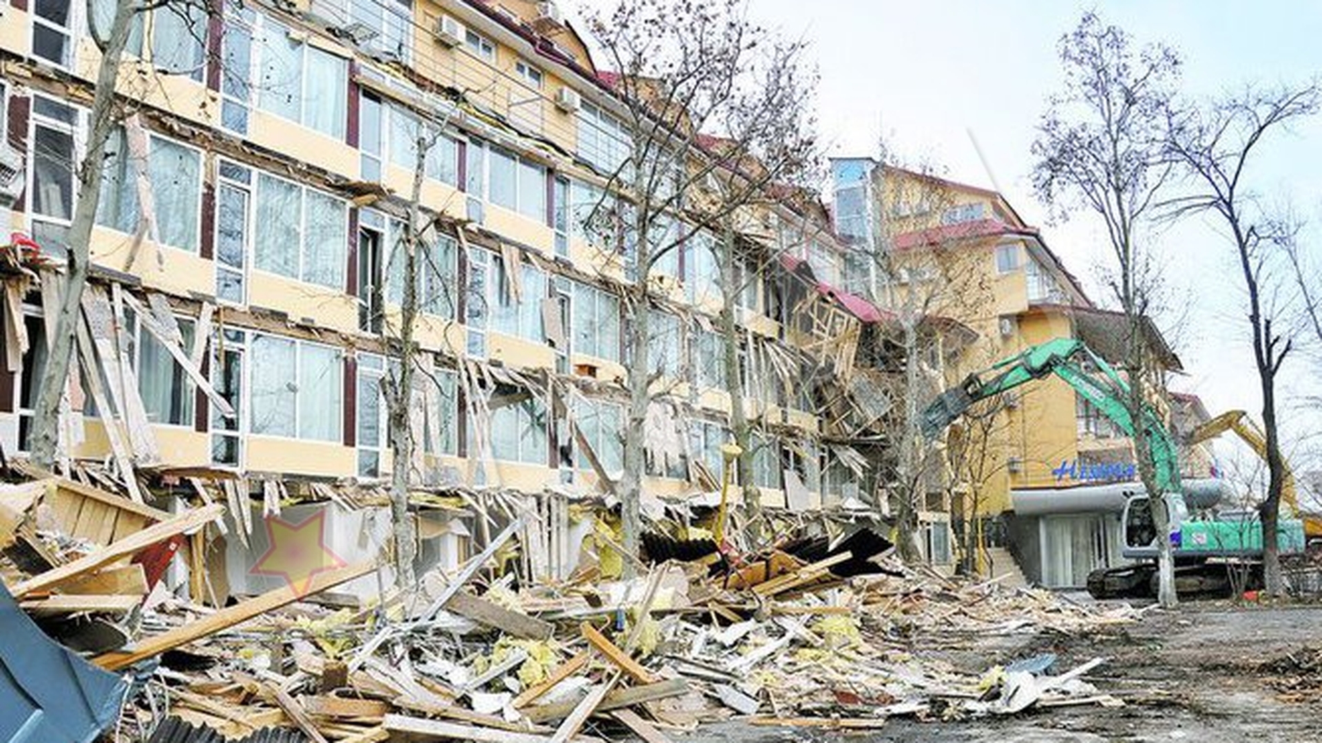 Hotelul Histria din Mamaia, care apartine controversatului om de afaceri George Bosinceanu, demolat cu buldozerele. "Cuibul de viespi", pus la pamant!