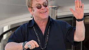 Elton John s-a drogat pentru prima oara in 1974