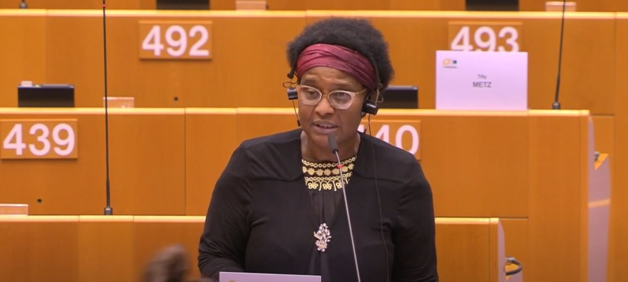O eurodeputată de culoare a fost agresată de polițiștii din Bruxelles! Pierrette Herzberger-Fofana a povestit totul în Parlamentul European: “A fost o experiență traumatizantă”