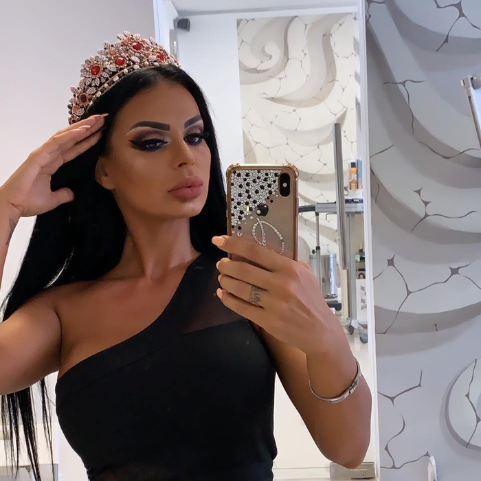 Renata, fosta iubită a lui Leo de la Strehaia, și-a pus fanii pe jar. Bruneta și-a arătat tatuajul de pe sâni