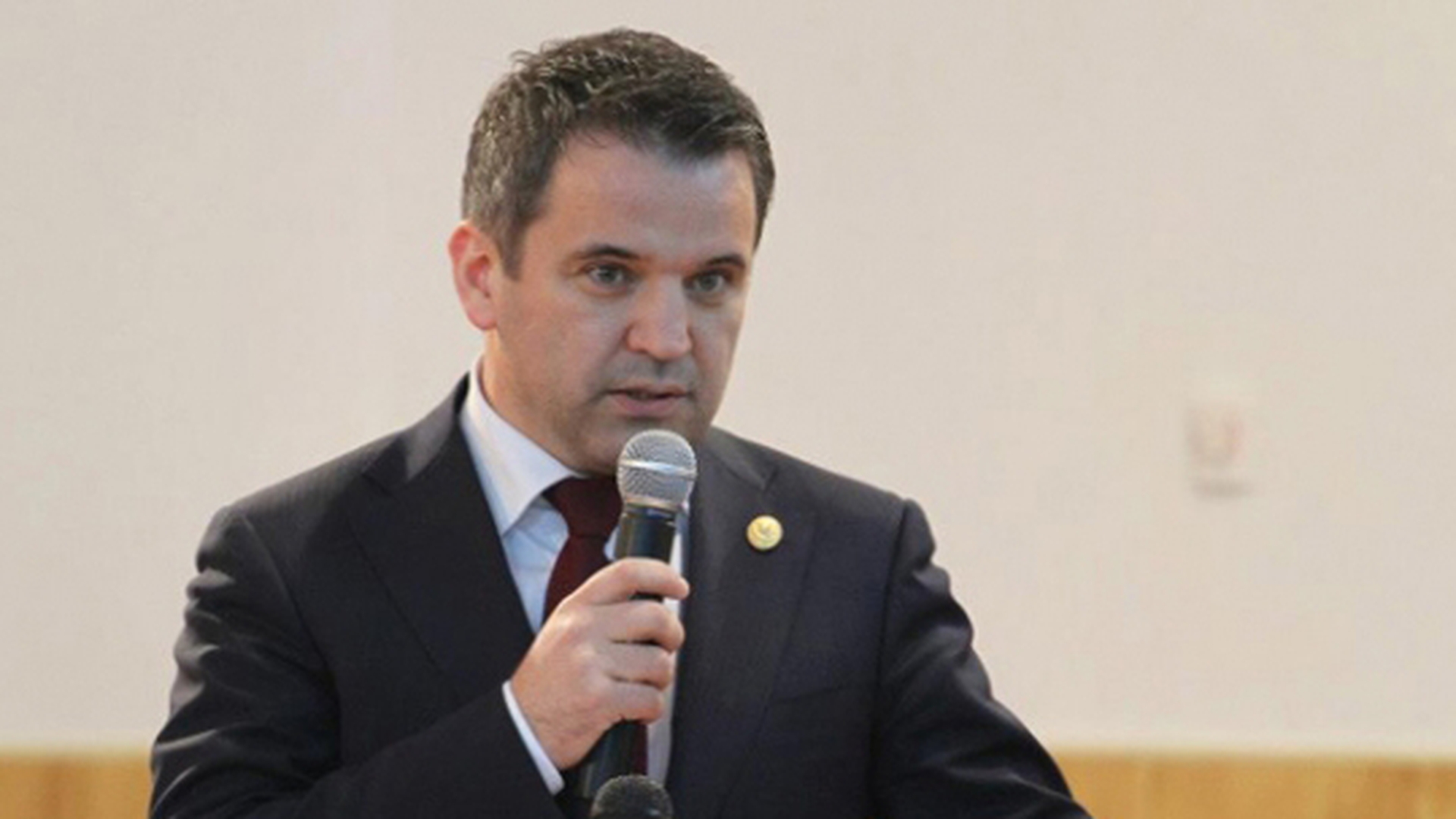 Acuzat ca a vrut sa-i fure geanta unei tinere! Baiatul unui deputat de la noi, cercetat de politisti