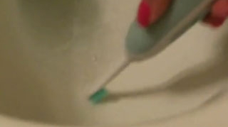 VIDEO A spalat WC-ul cu periuta de dinti a iubitului ei