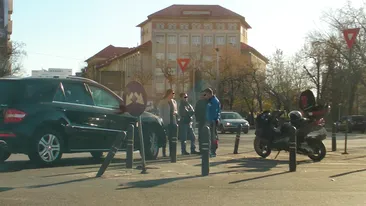 Cine-i mic sfarseste lovit. Un bucurestean pe scuter a fost tamponat de o femeie la volanul unui bolid. Nimeni nu a fost ranit