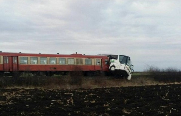 Autocar, izbit în plin de un tren în judeţul Timiş