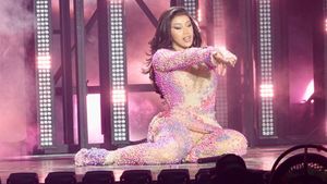 Probleme pentru Cardi B: a folosit o mască de oxigen în timpul unui concert. Care este motivul