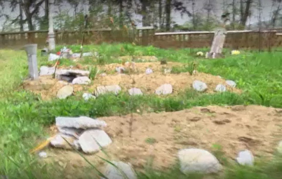 Morminte vandalizate într-un cimitir din Dâmboviţa. Două surori în stare de șoc: “Crucea lui tata a fost aruncată si a mamei, ruptă” | FOTO