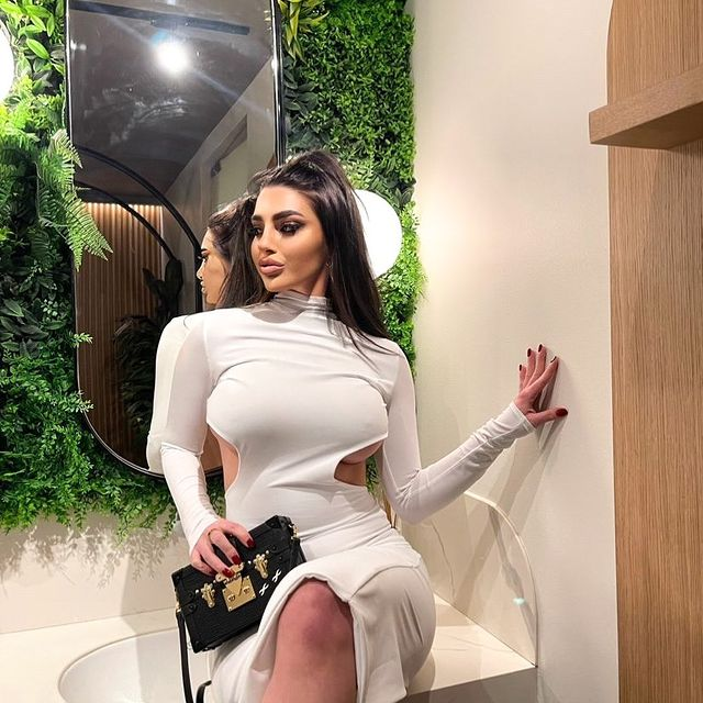 Maria are bustul super-siliconat și zăpăcește orice bărbat / Sursă foto: Instagram.com