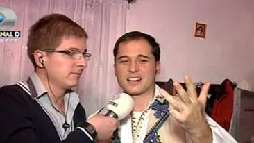 VIDEO Deea Maxer e femeia ideala: Eu sunt sotia perfecta: gospodina, buna amanta Dinu: Stai ca mi se ard ouale!