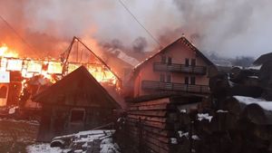 News Alert! Incendiu de amploare la Moieciu de Sus. Trei pensiuni au luat foc ca o torță