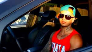 El e rapperul de la sate! Cum a ajuns un oltean sa imite cantaretii de afara?Clipul intra in top 5 cele mai penibile de pe Youtube
