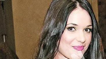 Deea Maxer si-a marit bustul dintr-un motiv incredibil. Si-a pus silicoane obligata de mama ei si de soacra