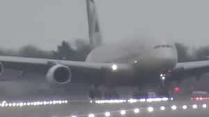Aterizare de coșmar! Cel mai mare avion din lume, la un pas de tragedie! Oamenii de la turnul de control au înghețat VIDEO