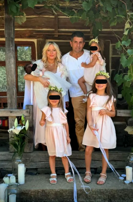 Laura Cosoi, alături de soțul său și de cele patru fetițe ale lor/ Sursa foto: Instagram