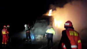 Accident teribil! Un automobil și un tir s-au ciocnit și au luat foc. Un șofer a murit