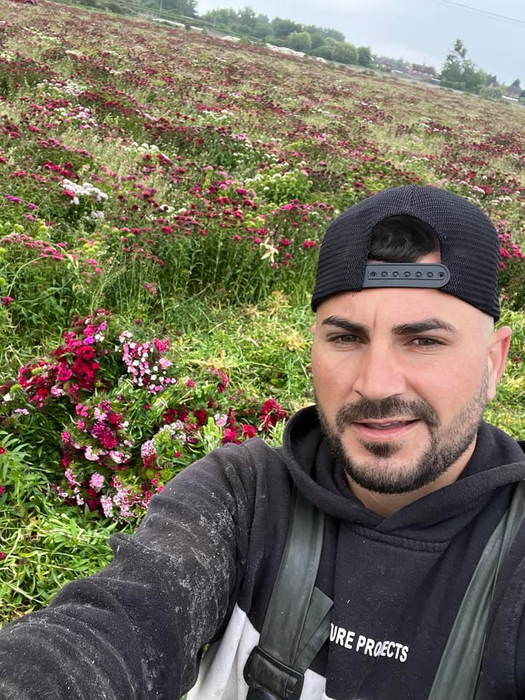Nu e banc! Cât câștigă lunar Cosmin Besnă la cules de bujori, în Anglia: ”Nu mi-aș schimba jobul pentru nimic în lume”