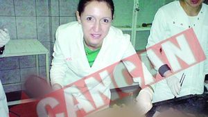 Profesoara si-a lasat studentele sa se fotografieze