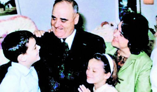 Familie. Gheorghe Gheorghiu-Dej, fiica sa, Lica, si nepoata Mandra Camila (dreapta), pe vremea cand aceasta era doar un copil (sursa foto: ceausescunicolae.wordpress.com)