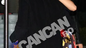 Laura Cosoi s-a tinut de mana cu un barbat la o petrecere