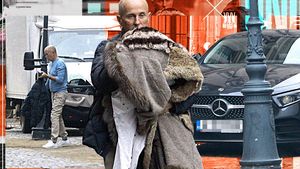 Câștigătorul Masked Singer și-a trecut în revistă cârciumile din Centrul Vechi, la bordul unui Mercedes CLS 400 de 60.000 €