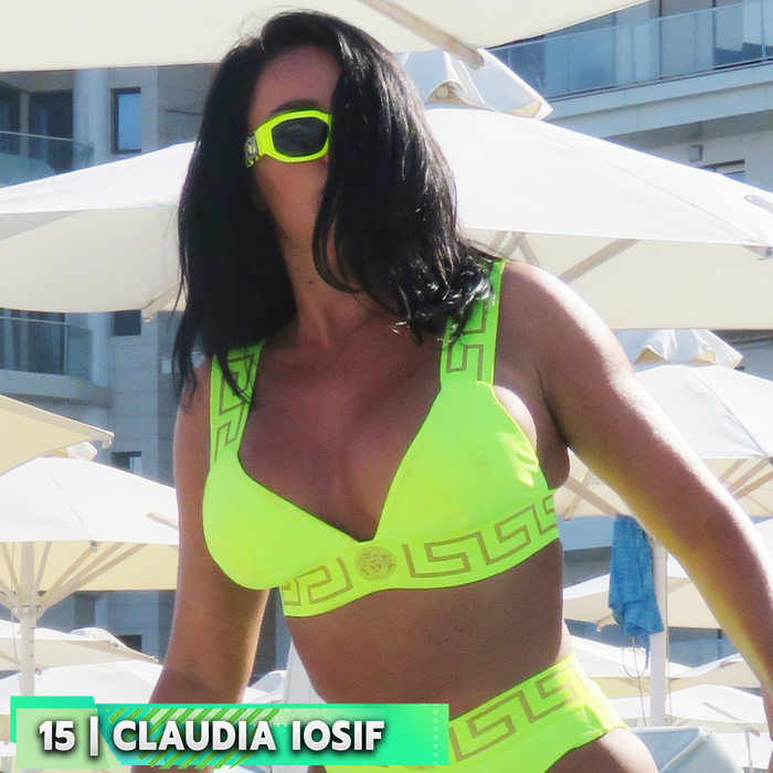 Top 30 sexy-vedete în genunchi la plajă. Pe ce locuri se clasează Emily Burghelea, Florentina Raiciu, Delia și Andreea Bănică