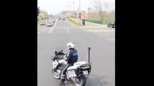 Un polițist a fost filmat în apropierea Casei Poporului, în timp ce dansa pe motocicletă. Cum a reacționat MAI