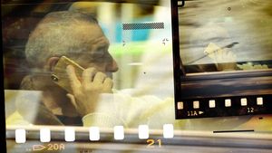 Gigi Becali și-a luat iPhone XS îmbrăcat în aur 24K. Cât l-a costat noua “jucărie”