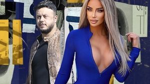 Bianca Drăgușanu a intrat peste Gabi Bădălău și un mega-cunoscut cântăreț la un party secret adult. “Eram goi, luam baloane, dansam pe manele și deodată a spart ușa…”