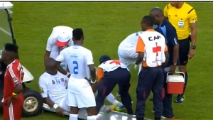 SCENE DE GROAZA la Cupa Africii! Un jucator a fost lovit pe teren chiar de masina medicala care trebuia sa ii acorde primul ajutor