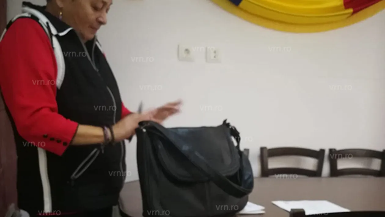 O escroacă din Vaslui, cu găleata de clor prin primării! Se dă bolnavă de cancer, încercând să obțină sume mari de bani