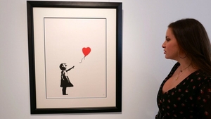 Tablou semnat de Bansky, furat dintr-o galerie londoneză. Cine sunt cei doi hoți