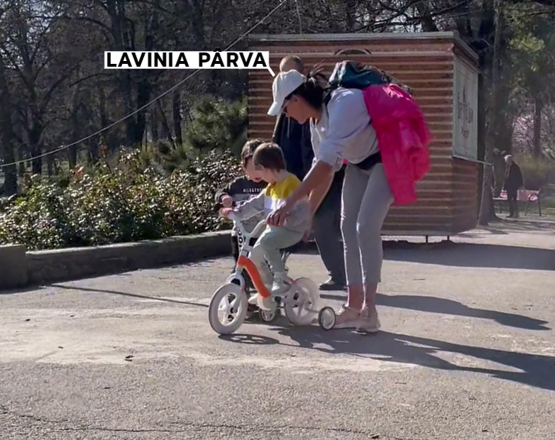 Lavinia Pîrva îl ajută pe fiul ei să meargă pe bicicletă (Foto: CANCAN.RO)