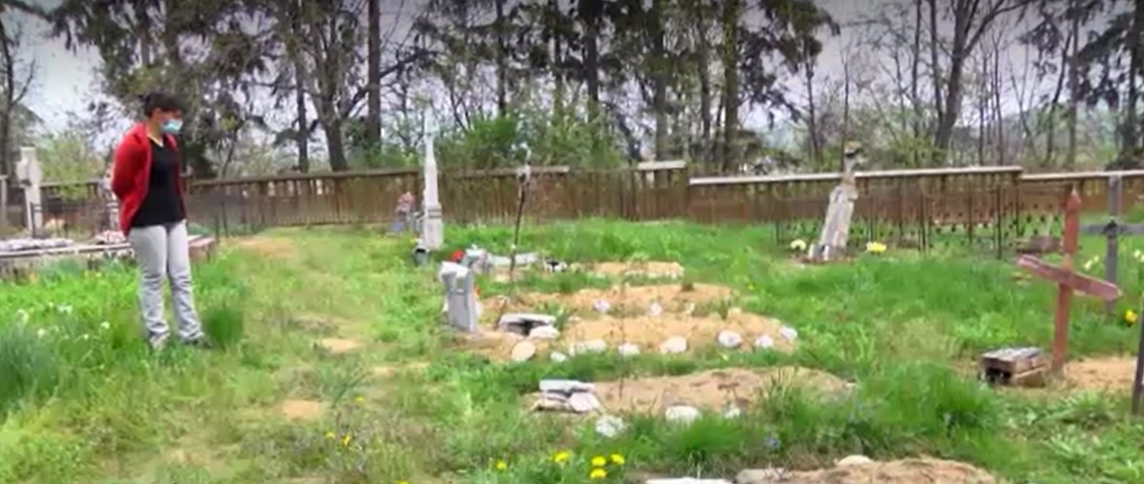 Morminte vandalizate într-un cimitir din Dâmboviţa. Două surori în stare de șoc: “Crucea lui tata a fost aruncată si a mamei, ruptă” | FOTO