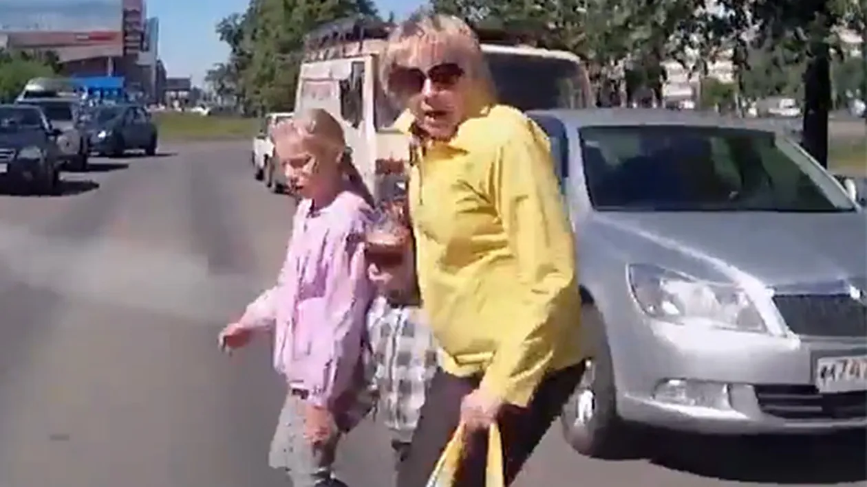 IMAGINI ŞOCANTE realizate cu camera de pe bordul unei maşini! Ce se întâmplă cu aceşti copii în doar câteva secunde