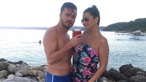 GABRIELA CRISTEA şi TAVI CLONDA s-au pozat în costume de baie, dar imaginea ASTA a împărţit fanii în două tabere! "GABRIELA arată aşa din cauza..."