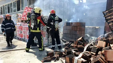 Incendiu violent în Constanța. Un pompier a fost rănit. FOTO + VIDEO