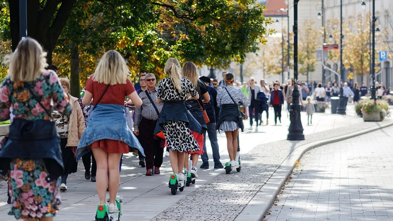 Este strict interzis să faci asta! Noi reguli pentru cei care circulă cu trotinetele electrice pe străzile din București