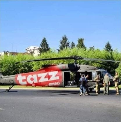 Românii au mult umor! Cele mai bune glume din online după aterizarea de urgență a elicopterului american, Black Hawk, în Piaţa Charles de Gaulle | FOTO