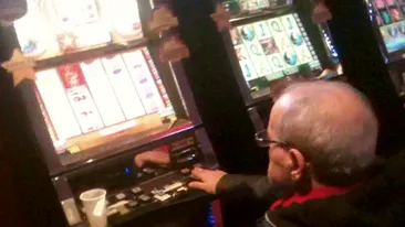 Viciile secrete ale lui Nelu Ploiesteanu: isi joaca banii la pacanele si fumeaza in ciuda interdictiei primite de la medici!