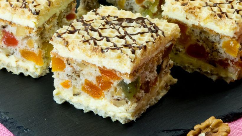 Prăjitura Rumba. Se prepară cu nucă, rahat, alune, fructe uscate și stafide