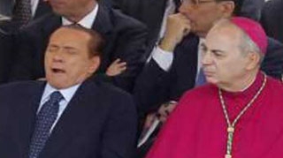 Berlusconi ce plictisit esti! Premierul italian a dormit la slujba de beatificare a Papei Ioan Paul al II-lea!