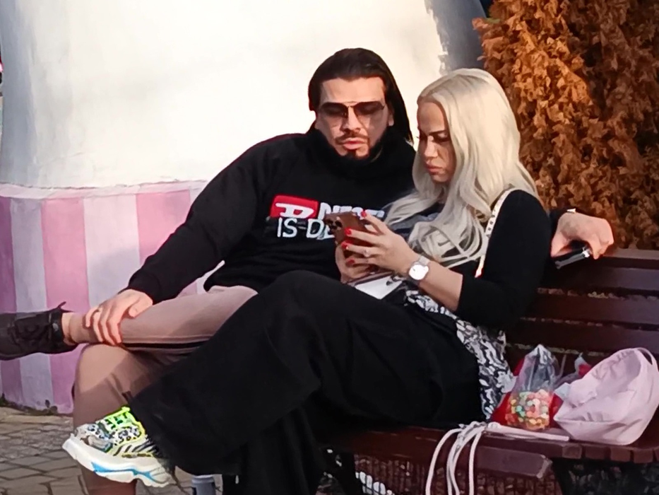 Anda Adam și soțul ei, surprinși în ipostaze cum rar mai vezi, dar… Cine le-a ”tulburat” liniștea