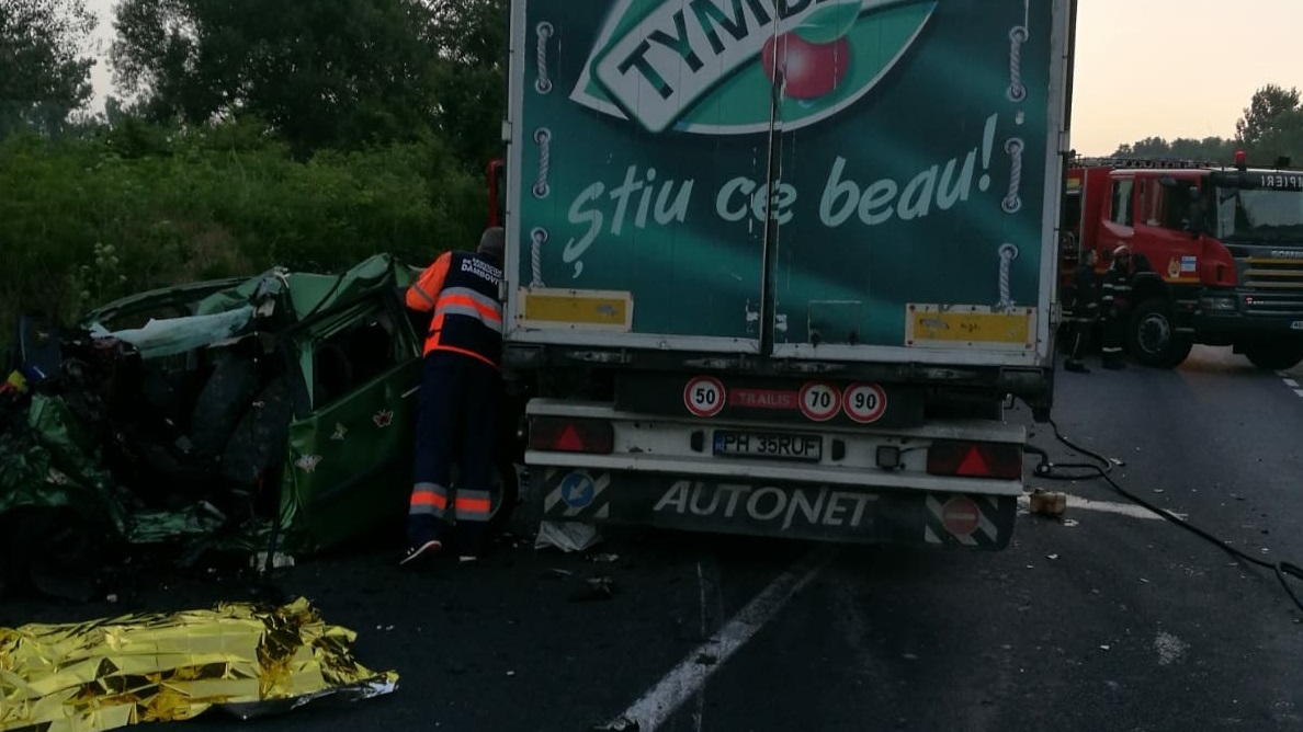 Ucis de oboseală. Un tânăr din Pucioasa a adormit la volan și a intrat într-un TIR, pe DN 71