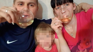 Parintii au inceput sa intretina relatii intime de fata cu minorul. Ce i-au facut fetitei din cauza alcoolului. Totul a fost LIVE pe internet