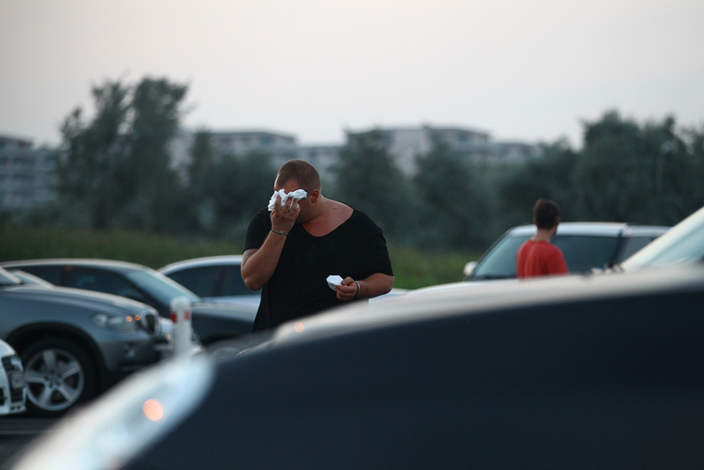 Dan Petrache, încercând să îşi oprească sângerarea după ce a fost bătut, în 2013