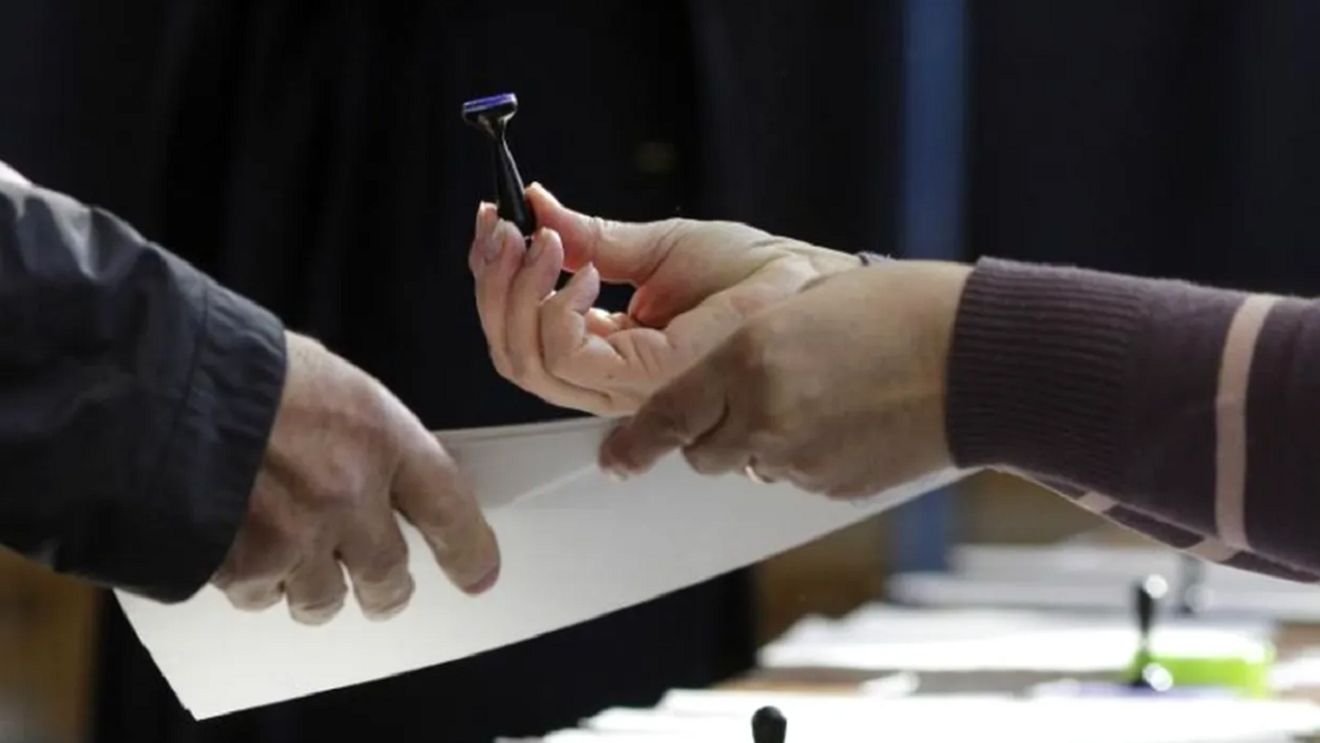 Ce a făcut un votant în urnă. Mesajul transmis pe buletinul de vot a devenit viral în România