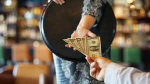 Un client generos i-a lăsat bacșiș unei chelnerițe 2.000 de dolari. Patronul restauranului, însă, nu a vrut să-i dea banii