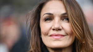 Actrița Nadia Farès a murit, la o săptămână după ce a fost găsită inconștientă într-o piscină din Paris